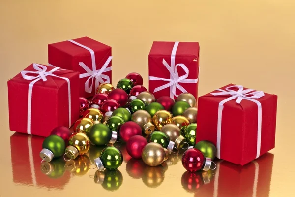 Weihnachtsgeschenke und Weihnachtskugeln — Stockfoto