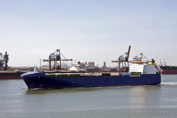 大きな貨物船、オランダのロッテルダムから港内を離れる — Stock fotografie