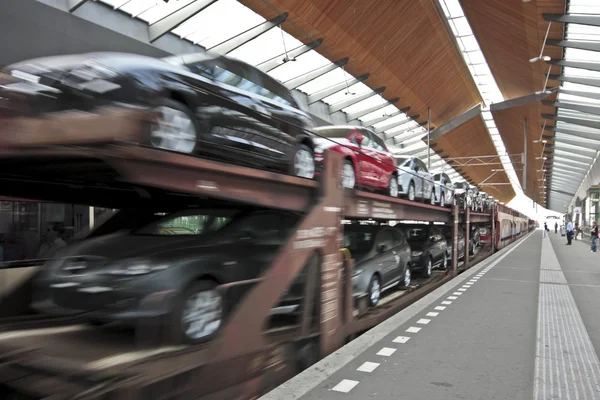Nieuwe auto's transport — Stockfoto