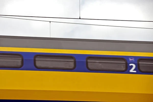 Vertrek van de trein van het centraal station in amsterdam de neherlands — Stockfoto