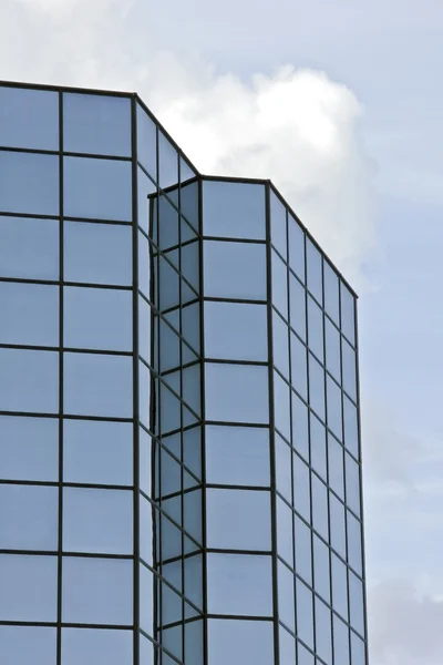 Reflejando el edificio de negocios en Amsterdam Países Bajos —  Fotos de Stock