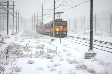 Tren sürüş kar fırtınası bijlmerstation Amsterdam, Hollanda