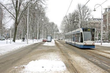 karlı Amsterdam'da Hollanda araba tramvay