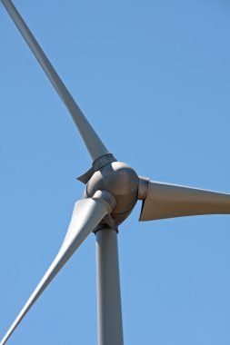 Mavi gökyüzü karşı windturbine