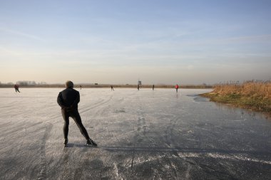 Genellikle Hollanda: buz donmuş bir göl manzaralı bir yel değirmeni üzerinde soğuk bir winterday