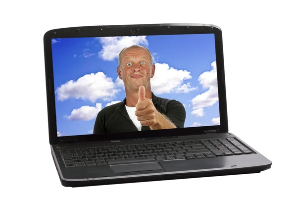 Ευτυχής τύπος που παρουσιάζει αντίχειρες στην οθόνη ενός φορητού υπολογιστή — Φωτογραφία Αρχείου
