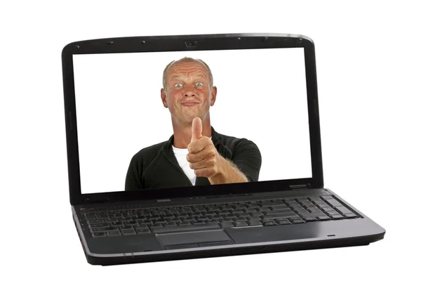 Великі пальці вгору на екрані з ноутбука — стокове фото