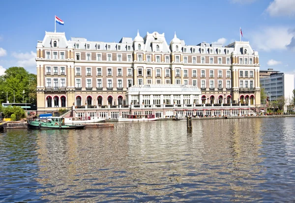 Středověká budova hotel amstel v Nizozemsku — Stock fotografie