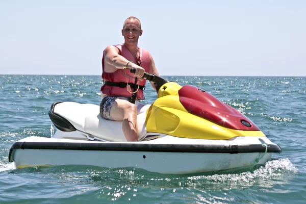 Joven navegando en el océano atlántico en una moto acuática — Foto de Stock