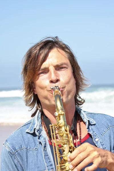 해변에서 전문 색소폰 연주자 — 스톡 사진
