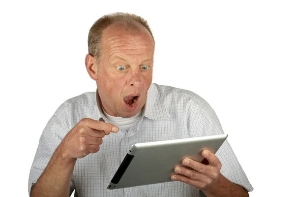 Homem espantado olhando para o seu computador tablet — Fotografia de Stock
