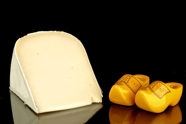 Ολλανδική κατσικίσιο τυρί με ξύλινα τσόκαρα — Φωτογραφία Αρχείου
