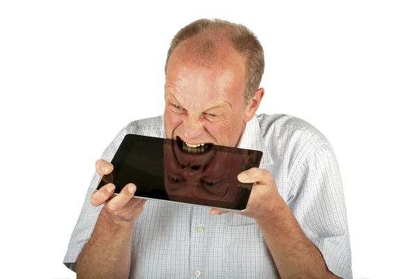 怒っている男が彼のタブレット コンピューターを消費しています。 — ストック写真