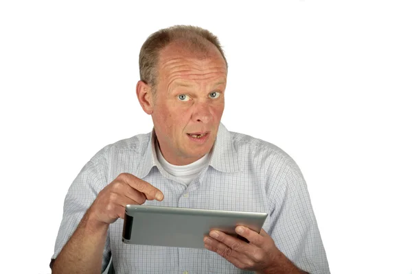 Zaskoczony mężczyzna, wskazując na jego komputerze typu tablet — Zdjęcie stockowe