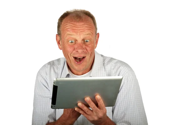 Homem surpreso com seu computador tablet — Fotografia de Stock