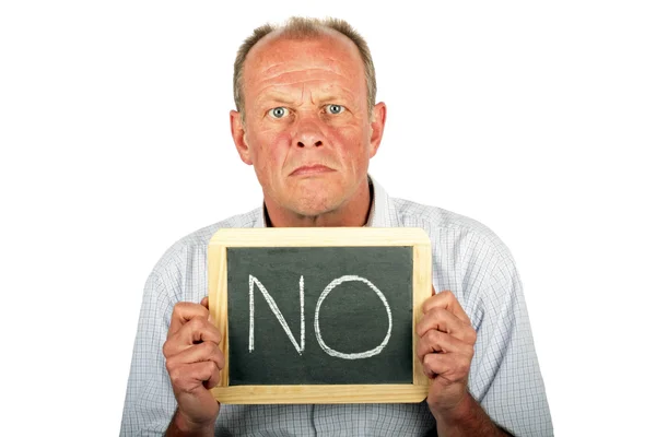 Homem de aparência severa mostrando um sinal com "NÃO" nele — Fotografia de Stock
