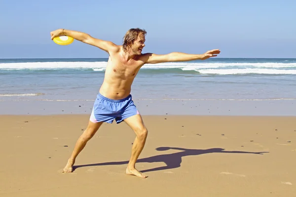 Homem jogando frisbee — Fotografia de Stock