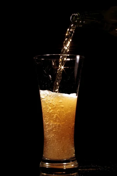 Biralar bardağa dökülüyor. — Stok fotoğraf