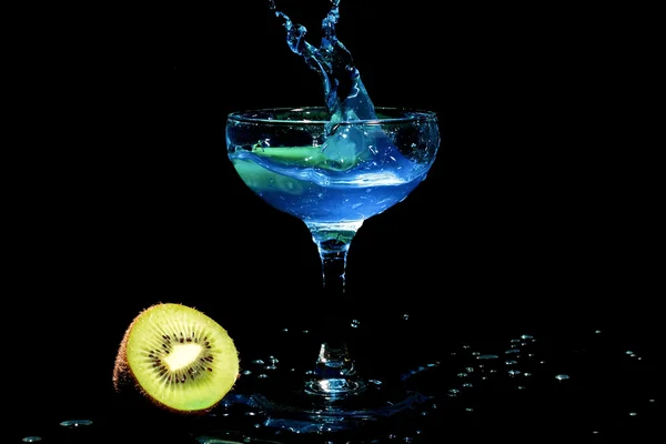 Modrý koktejl splash s kiwi ovocem — Stock fotografie