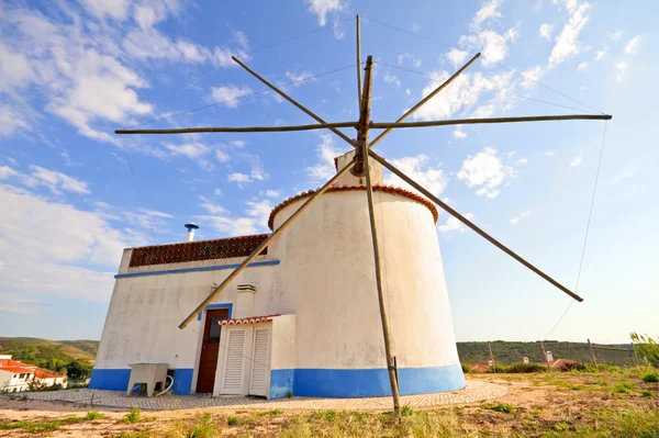Traditionelle Windmühle in Portugal — Stockfoto