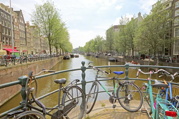 Amsterdam ciudad y en todas partes bicicletas en los Países Bajos —  Fotos de Stock