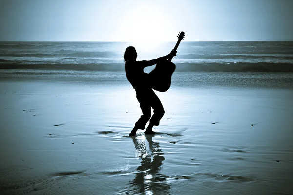 밤에 해변에 기타 연주자 — 스톡 사진