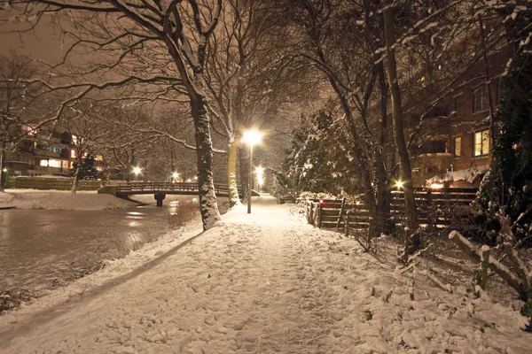 在晚上在冬季在荷兰的阿姆斯特丹 — 图库照片