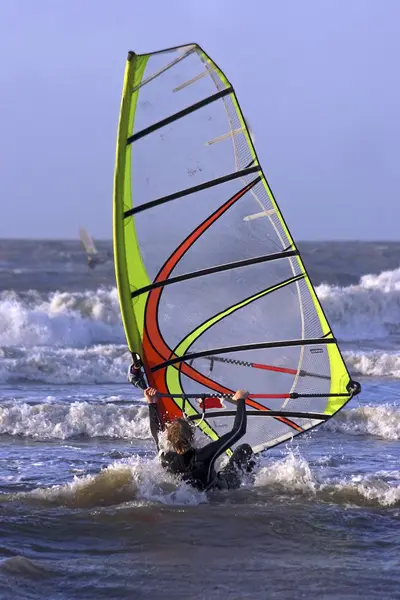 Sufing windsurfingu na Morzu Północnym w Holandii — Zdjęcie stockowe