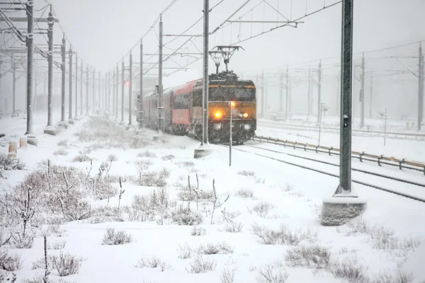 Trein rijden in sneeuwstorm in bijlmerstation in amsterdam Nederland — Stockfoto
