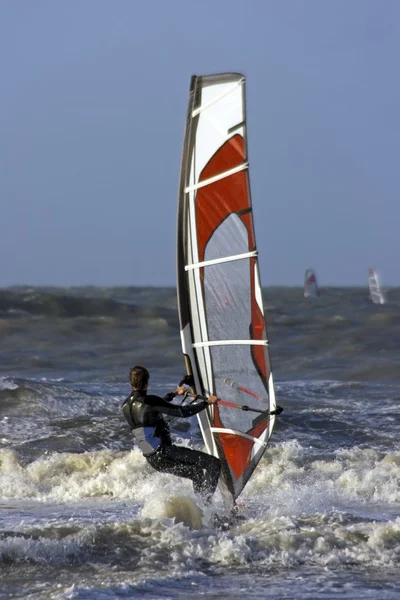 Windsurfer sufing στη Βόρεια Θάλασσα στην Ολλανδία — Φωτογραφία Αρχείου