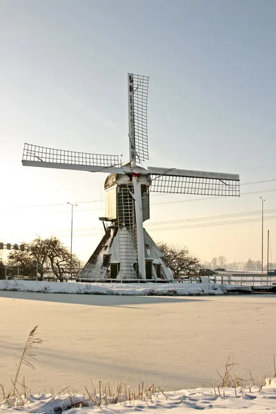 Traditionell väderkvarn på vintern — Stockfoto