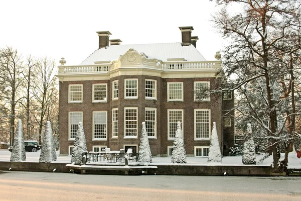 Casa medieval tardía en el campo de los Países Bajos en invierno — Foto de Stock