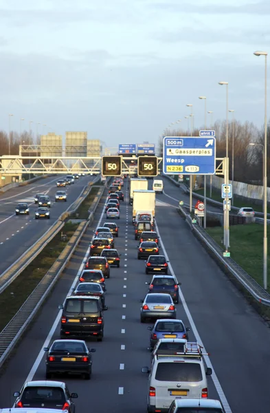 Verkeer op de beroemde a9 in de buurt van amsterdam in Nederland — Stockfoto