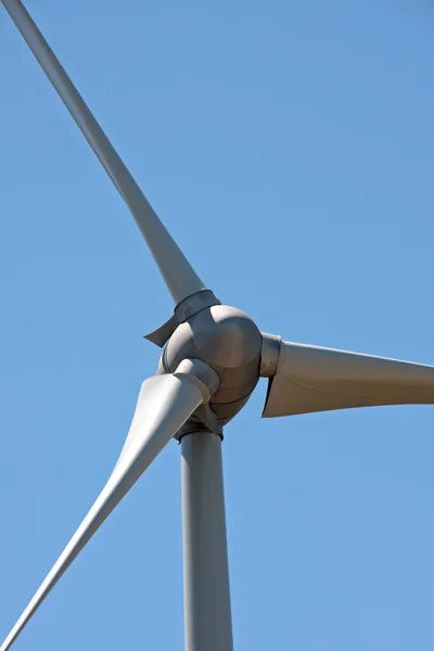 Вітряна турбіна проти блакитного неба — стокове фото