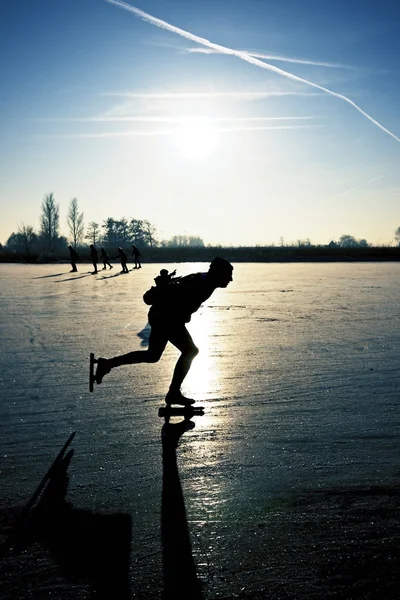 Patinação no gelo ao pôr do sol nos Países Baixos — Fotografia de Stock