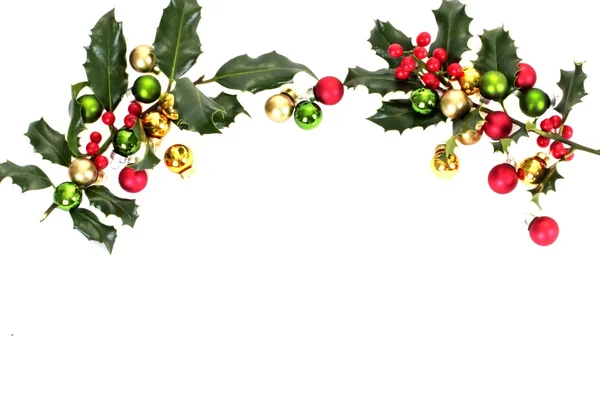 Holly berry med julgranskulor — Stockfoto