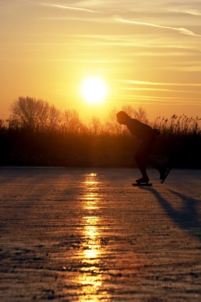 オランダの日没でスケート — ストック写真