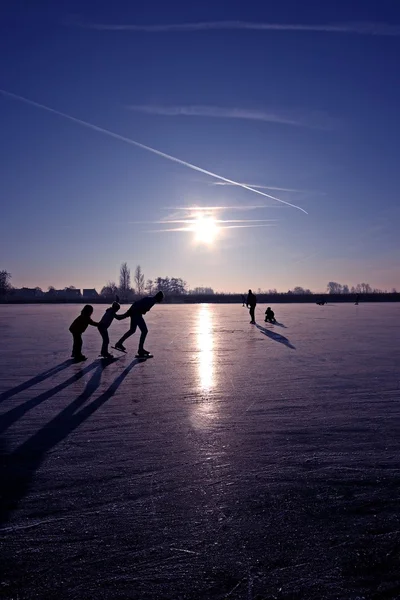 Pattinaggio su ghiaccio al tramonto nei Paesi Bassi — Foto Stock
