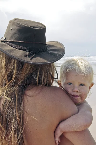 Moeder en kind op het strand — Stockfoto