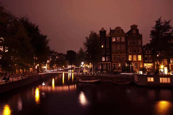 Амстердамі вночі в Нідерландах — стокове фото