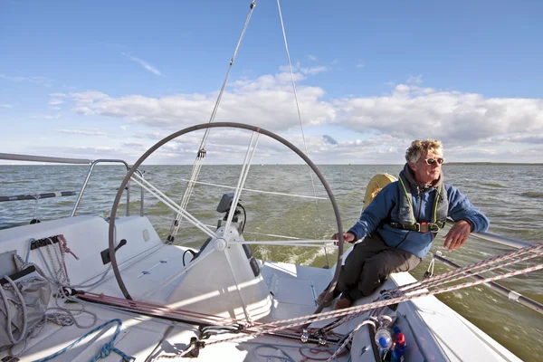 Navegando no IJsselmeer na Holanda em um belo dia ensolarado — Fotografia de Stock