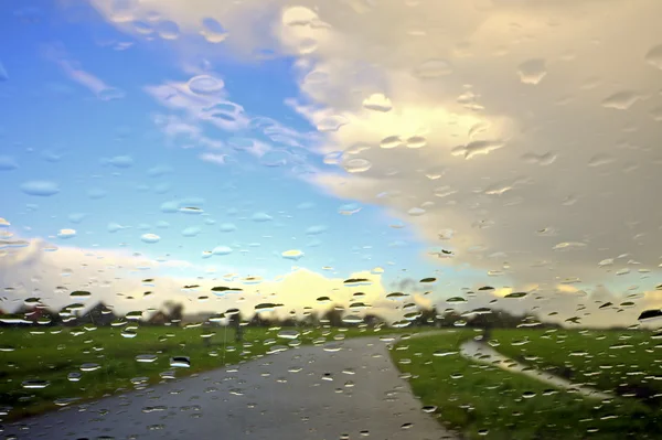 Gocce di pioggia su una finestra — Foto Stock