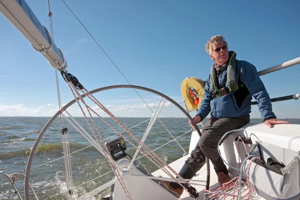 Navegando no IJsselmeer na Holanda em um belo dia ensolarado — Fotografia de Stock