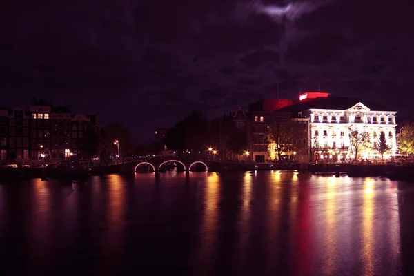 Amsterdam v noci v zimě v Nizozemsku — Stock fotografie