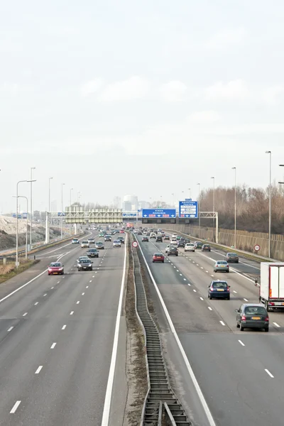 Tráfico en la famosa A2 cerca de Amsterdam en los Países Bajos —  Fotos de Stock