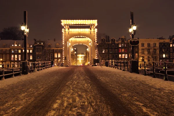 Снежный тонкий мост зимой в Амстердаме, Нидерланды — стоковое фото