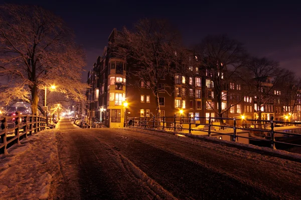 Amsterdão à noite no inverno nos Países Baixos — Fotografia de Stock