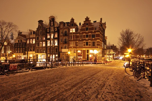Amsterdam v noci v zimě v Nizozemsku — Stock fotografie