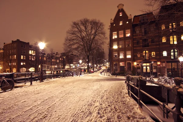 Amsterdam la nuit en hiver aux Pays-Bas — Photo