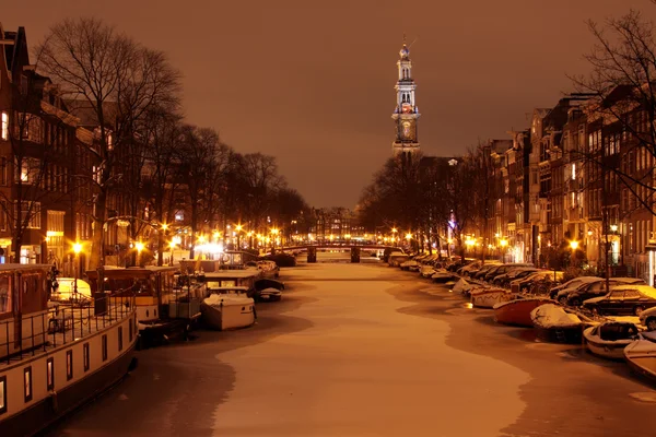 Amsterdam s westerkerk v noci v zimě v Nizozemsku — Stock fotografie